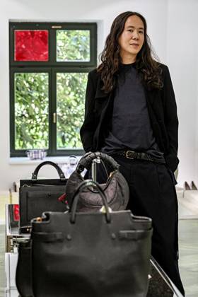<p>Mode-Designer William Fan in seinem Geschäft. Am 9. Juli feiert eine ARD-Doku über ihn Premiere, am 11. hat er eine Schau auf der Berlin Fashion Week, fotografiert am 28. Juni 2023 in Berlin. Deutschland Berlin Berlin Copyright: MaurizioxGambarini