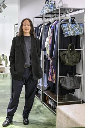 <p>Mode-Designer William Fan in seinem Geschäft. Am 9. Juli feiert eine ARD-Doku über ihn Premiere, am 11. hat er eine Schau auf der Berlin Fashion Week, fotografiert am 28. Juni 2023 in Berlin. Deutschland Berlin Berlin Copyright: MaurizioxGambarini