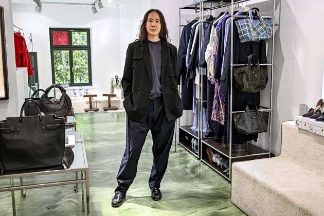 <p>Mode-Designer William Fan in seinem Geschäft. Am 9. Juli feiert eine ARD-Doku über ihn Premiere, am 11. hat er eine Schau auf der Berlin Fashion Week, fotografiert am 28. Juni 2023 in Berlin. Deutschland Berlin Berlin Copyright: MaurizioxGambarini