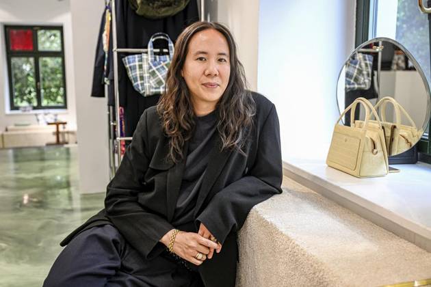 <p>Mode-Designer William Fan in seinem Geschäft. Am 9. Juli feiert eine ARD-Doku über ihn Premiere, am 11. hat er eine Schau auf der Berlin Fashion Week, fotografiert am 28. Juni 2023 in Berlin. Deutschland Berlin Berlin Copyright: MaurizioxGambarini