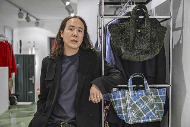 <p>Mode-Designer William Fan in seinem Geschäft. Am 9. Juli feiert eine ARD-Doku über ihn Premiere, am 11. hat er eine Schau auf der Berlin Fashion Week, fotografiert am 28. Juni 2023 in Berlin. Deutschland Berlin Berlin Copyright: MaurizioxGambarini