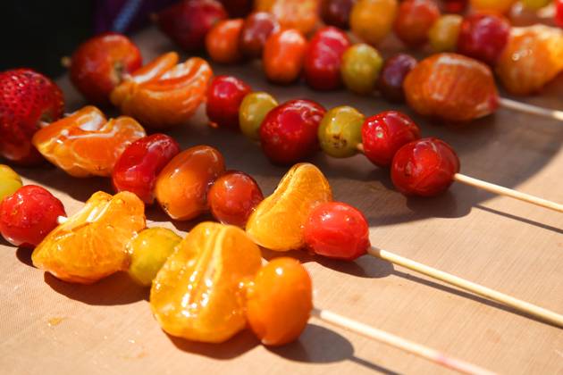 Tanghulu Candied Fruit Skewers Tanghulu candied fruit skewers during the Taste of Asia Food Festival in Markham, Ontario, Canada, on June 24, 2023. The festival is the largest Asian festival in Canada with over 180,000 attendees each year. Tanghulu or Tang hulu, also called bingtang hulu, is a traditional Northern Chinese snack consisting of several rock sugar-coated fruits on a bamboo skewer. Markham Ontario Canada  Copyright: xCreativexTouchxImagingxLtdx originalFilename: friedman-tanghulu230624_np2lQ.jpg