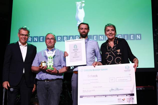 <p>Vertretern der Bahlsen GmbH nehmen der Preis In der Kategorie Erneuerbare Energien von Bezirkbuergermeister Joern Oltmann entgegen, während der Verleihung des Umweltpreises Green Buddy Award im Metropol Schoeneberg. am 28. Juni 2023 in Berlin. Deutschland Berlin Berlin Copyright: MichelexTantussi