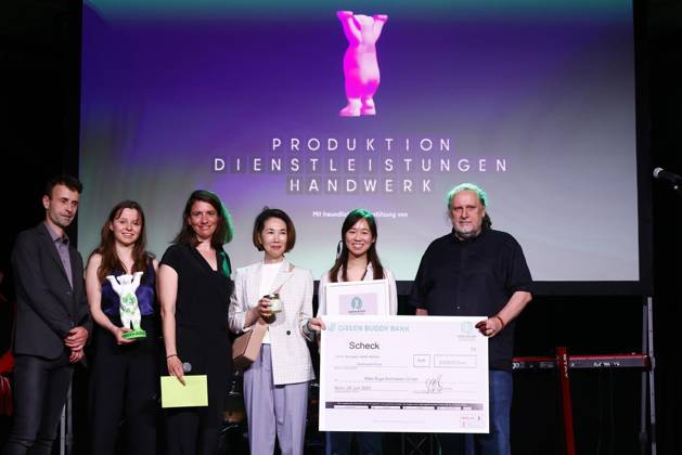 <p>Mitarbeitern der Peter Ruge Architekten GmbH zeigen den Preis in der Kategorie Produktion, Dienstleistungen, Handwerk waehrend der Verleihung des Umweltpreises Green Buddy Award im Metropol Schoeneberg. am 28. Juni 2023 in Berlin. Deutschland Berlin Berlin Copyright: MichelexTantussi