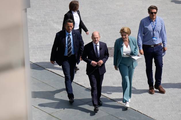 ARD Summer Interview with Chancellor Scholz Chancellor Olaf Scholz together with presenter Tina Hassel on the way to his Interveiw at the ARD Report from Berlin and Summer Interview 2023, Berlin, 02 07 2023 Berlin Berlin Germany