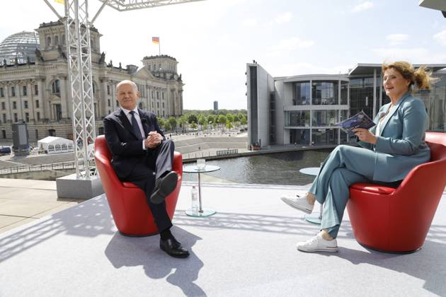 Federal Chancellor Olaf Scholz, host Tina Hassel, Germany, Berlin, ARD Summer Interview with Federal Chancellor Olaf Scholz