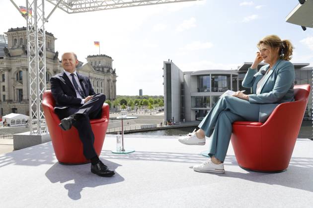 Federal Chancellor Olaf Scholz, host Tina Hassel, Germany, Berlin, ARD Summer Interview with Federal Chancellor Olaf Scholz