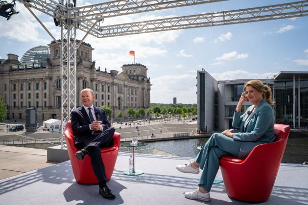 Federal Chancellor Olaf Scholz in summer interview ARD Federal Chancellor Olaf Scholz together with presenter Tina Hassel in summer interview ARD in Berlin , Berlin , 02 07 2023 Berlin Berlin Germany