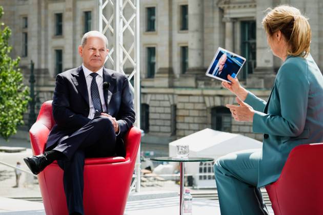 Federal Chancellor Olaf Scholz in summer interview ARD Federal Chancellor Olaf Scholz together with presenter Tina Hassel in summer interview ARD in Berlin , Berlin , 02 07 2023 Berlin Berlin Germany