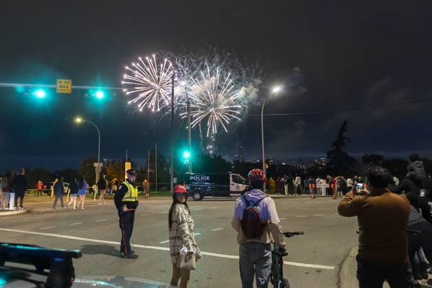 Edmonton, Canada July 1, 2023 - People watch a fireworks show above the skyline on Canada Day. Canada Day is a holiday commemorating the formation of Canada FETE NATIONALE DU CANADA, PROVINCE D ALBERTA, CELEBRATION, FESTIVITES, FETE, AMERIQUE DU NORD, FEUX D ARTIFICE, SPECTACLE, SOIR, NUIT, Copyright: xVincentxIsorex