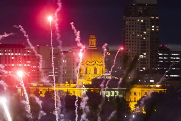 Edmonton, Canada July 1, 2023 - People watch a fireworks show above the skyline on Canada Day. Canada Day is a holiday commemorating the formation of Canada FETE NATIONALE DU CANADA, PROVINCE D ALBERTA, CELEBRATION, FESTIVITES, FETE, AMERIQUE DU NORD, FEUX D ARTIFICE, SPECTACLE, SOIR, NUIT, ASSEMBLEE LEGISLATIVE DE L ALBERTA Copyright: xVincentxIsorex