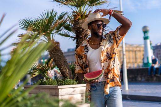 A shallow focus of a young handsome black man eating fresh watermelon at the beach *** einer seicht Fokus des einer Jung gutaussehenden Schwarz Mann essender Frisch Wassermelone im der Strand 19751176 ,model released, Symbolfoto RECORD DATE NOT STATED