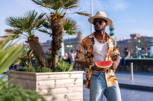 A shallow focus of a young handsome black man eating fresh watermelon at the beach *** einer seicht Fokus des einer Jung gutaussehenden Schwarz Mann essender Frisch Wassermelone im der Strand 19751192 ,model released, Symbolfoto RECORD DATE NOT STATED
