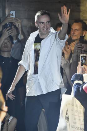 PFW Menswear - Raf Simons Runway Fashion designer Raf Simons walks the runway during the Raf Simons Menswear Spring Summer 2019 show as part of Paris Fashion Week on June 20, 2018 in Montreuil, France. Photo by Alain Gil-Gonzalez ABACAPRESS.COM  Copyright: xGil-GonzalezxAlain ABACAx 642180_103 Gil-GonzalezxAlain ABACAx 642180_103