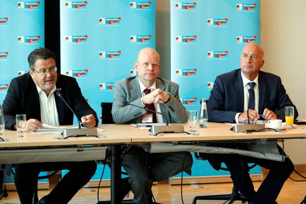 Parliamentary director and legal advisor of the AfD parliamentary group, Stephan Brandner, Germany, attorney Priv Doz Dr habil Ulrich Vosgerau, defense policy spokesman, Rüdiger Lucassen, Berlin, Reichstag, AfD press conference on the subject of Organstreitverfahren der AfD Fraktion gegen die Bundesregierung wegen der Nichtbeteiligung des Bu