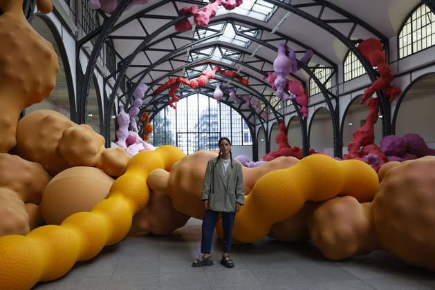<p>Die Spanische Kunstlerin Eva Fabregas posiert vor ihrem Kunst Installation Devouring Lovers waehrend die Pressevorbesichtigung ihrer Ausstellung im Museum Hamburger Bahnhof, Am 4 Juli 2023 in Berlin. Deutschland Berlin Berlin Copyright: MichelexTantussi