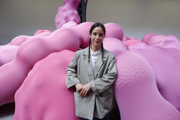 <p>Die Spanische Kunstlerin Eva Fabregas posiert vor ihrem Kunst Installation Devouring Lovers waehrend die Pressevorbesichtigung ihrer Ausstellung im Museum Hamburger Bahnhof, Am 4 Juli 2023 in Berlin. Deutschland Berlin Berlin Copyright: MichelexTantussi