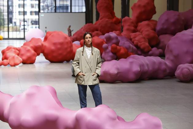 <p>Die Spanische Kunstlerin Eva Fabregas posiert vor ihrem Kunst Installation Devouring Lovers waehrend die Pressevorbesichtigung ihrer Ausstellung im Museum Hamburger Bahnhof, Am 4 Juli 2023 in Berlin. Deutschland Berlin Berlin Copyright: MichelexTantussi