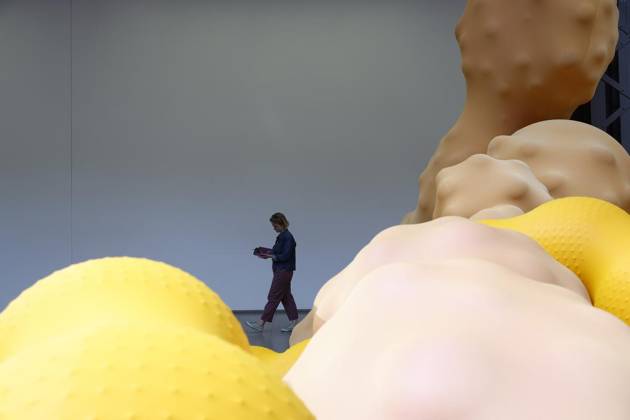 <p>Besuchern bei der Kunst Installation Devouring Lovers vom Spanische Kunstlerin Eva Fabregas waehrend der Pressevorbesichtigung im Museum Hamburger Bahnhof, Am 4 Juli 2023 in Berlin. Deutschland Berlin Berlin Copyright: MichelexTantussi