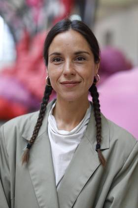 <p>Die Spanische Kunstlerin Eva Fabregas posiert vor ihrem Kunst Installation Devouring Lovers waehrend die Pressevorbesichtigung ihrer Ausstellung im Museum Hamburger Bahnhof, Am 4 Juli 2023 in Berlin. Deutschland Berlin Berlin Copyright: MichelexTantussi