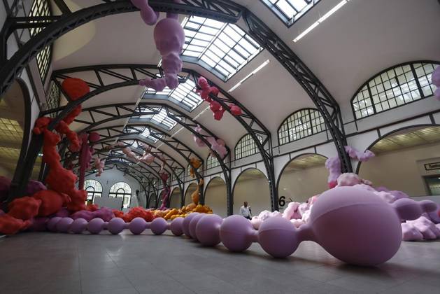 <p>Der Kunst Installation Devouring Lovers vom Spanische Kunstlerin Eva Fabregas waehrend der Pressevorbesichtigung im Museum Hamburger Bahnhof, Am 4 Juli 2023 in Berlin. Deutschland Berlin Berlin Copyright: MichelexTantussi