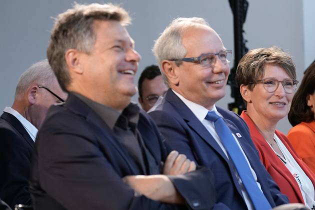 Industrial Policy Conference on the Transformation of the IGBCE l r Minister of Economics Robert Habeck together with Michael Vassiliadis, Chairman of the IGBCE and Melanie Maas Brunner Board of Executive Directors BASF SE together at the Industrial Policy Conference on the Transformation of the IGBCE in the State Representation of Rhineland-Palatinate, Berlin, 04 07 2023 Be