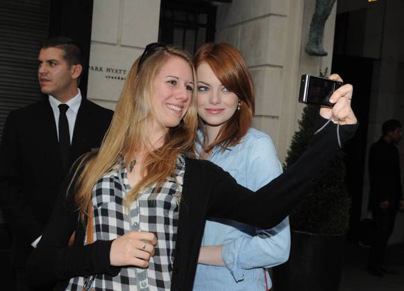 Emma Stone arrives at a restaurant in Paris Emma Stone leaving her hotel and heading to Le Relais de l Entrecote restaurant in Saint-Germain district in Paris, France on September 1st, 2011. Photo by ABACAPRESS.COM Paris paris France  Copyright: xABACAx 287926_002 ABACAx 287926_002
