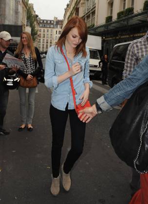 Emma Stone arrives at a restaurant in Paris Emma Stone leaving her hotel and heading to Le Relais de l Entrecote restaurant in Saint-Germain district in Paris, France on September 1st, 2011. Photo by ABACAPRESS.COM Paris paris France  Copyright: xABACAx 287926_006 ABACAx 287926_006