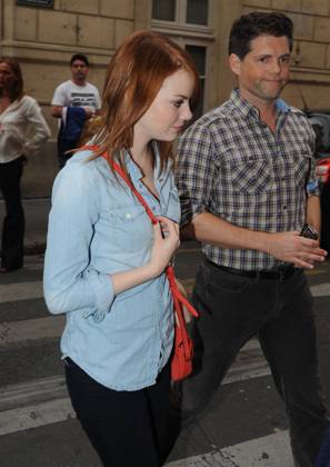 Emma Stone arrives at a restaurant in Paris Emma Stone leaving her hotel and heading to Le Relais de l Entrecote restaurant in Saint-Germain district in Paris, France on September 1st, 2011. Photo by ABACAPRESS.COM Paris paris France  Copyright: xABACAx 287926_009 ABACAx 287926_009