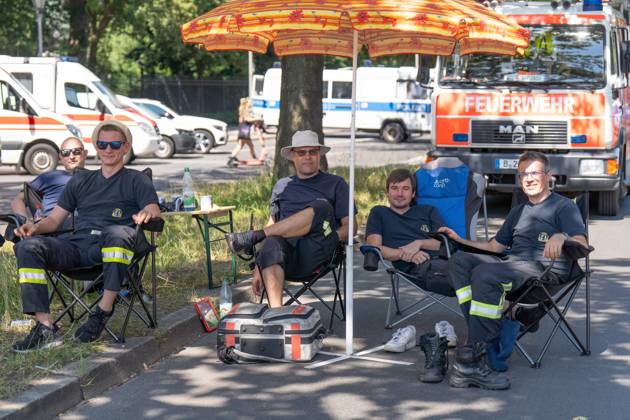 Rave The Planet Techno Parade moved through Berlin, relaxed rescue services Rave The Planet Techno Parade moved on the street of 17 June to the Brandenburg Gate to the Victory Column in Berlin Mitte and back With Dr Motte and many techno DJs 8 7 2023 Berlin Berlin GER