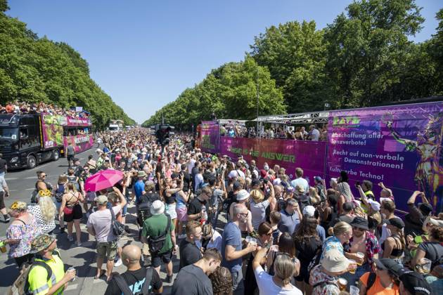 Police approved Techno Parade Rave the Planet, The Techno Parade Rave the Planet started around 2 p.m. at the Brandenburg Gate Around 300,000 partying people are expected Berlin Berlin Germany