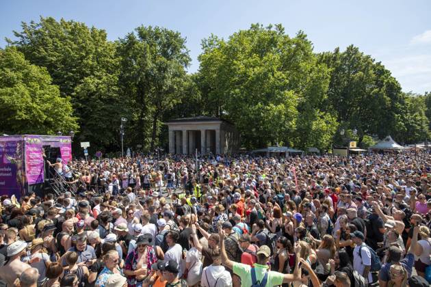 Police approved Techno Parade Rave the Planet, The Techno Parade Rave the Planet started around 2 p.m. at the Brandenburg Gate Around 300,000 partying people are expected Berlin Berlin Germany