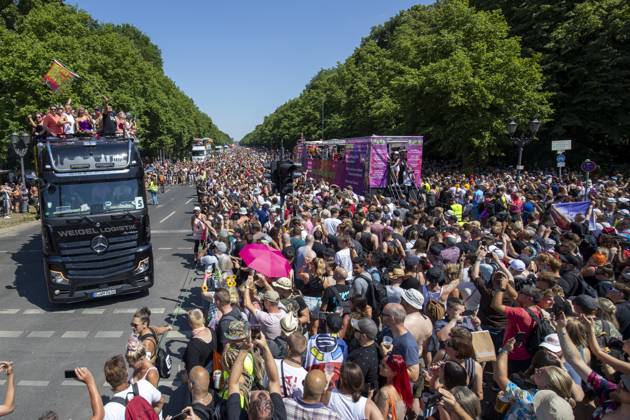 Police approved Techno Parade Rave the Planet, The Techno Parade Rave the Planet started around 2 p.m. at the Brandenburg Gate Around 300,000 partying people are expected Berlin Berlin Germany