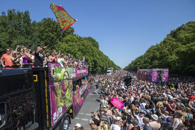 Police approved Techno Parade Rave the Planet, The Techno Parade Rave the Planet started around 2 p.m. at the Brandenburg Gate Around 300,000 partying people are expected Berlin Berlin Germany