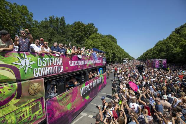 Police approved Techno Parade Rave the Planet, The Techno Parade Rave the Planet started around 2 p.m. at the Brandenburg Gate Around 300,000 partying people are expected Berlin Berlin Germany