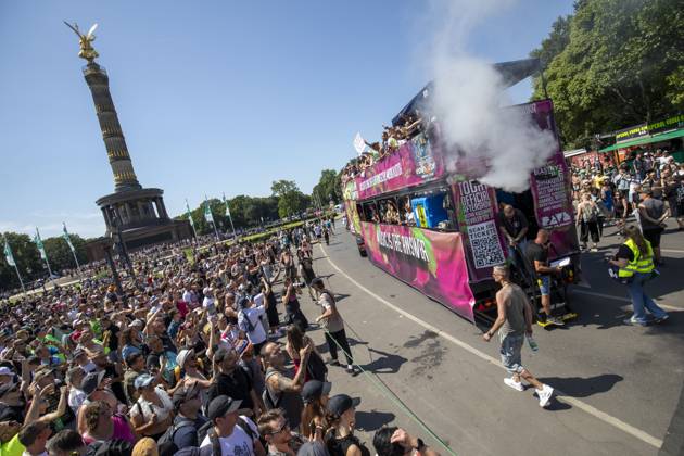 Police approved Techno Parade Rave the Planet, The Techno Parade Rave the Planet started around 2 p.m. at the Brandenburg Gate Around 300,000 partying people are expected Berlin Berlin Germany