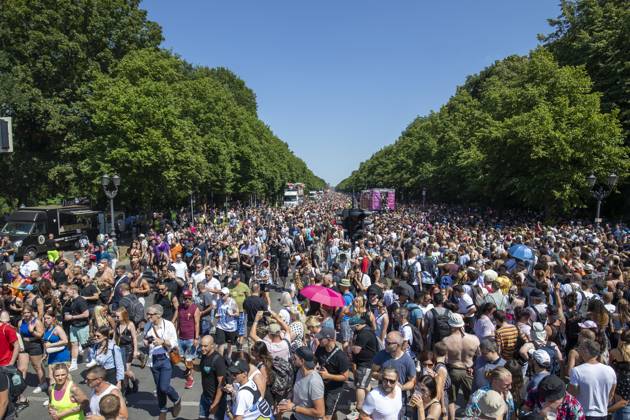 Police approved Techno Parade Rave the Planet, The Techno Parade Rave the Planet started around 2 p.m. at the Brandenburg Gate Around 300,000 partying people are expected Berlin Berlin Germany