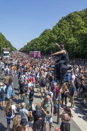 Police approved Techno Parade Rave the Planet, The Techno Parade Rave the Planet started around 2 p.m. at the Brandenburg Gate Around 300,000 partying people are expected Berlin Berlin Germany