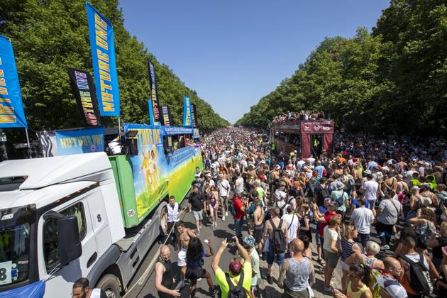 Police approved Techno Parade Rave the Planet, The Techno Parade Rave the Planet started around 2 p.m. at the Brandenburg Gate Around 300,000 partying people are expected Berlin Berlin Germany