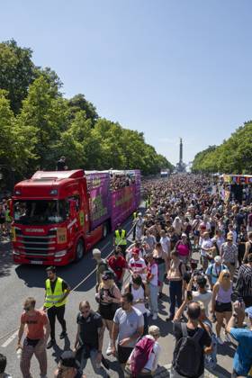 Police approved Techno Parade Rave the Planet, The Techno Parade Rave the Planet started around 2 p.m. at the Brandenburg Gate Around 300,000 partying people are expected Berlin Berlin Germany