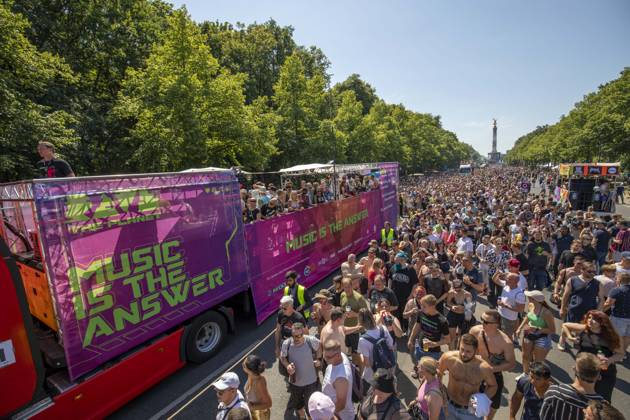 Police approved Techno Parade Rave the Planet, The Techno Parade Rave the Planet started around 2 p.m. at the Brandenburg Gate Around 300,000 partying people are expected Berlin Berlin Germany