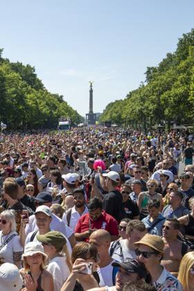 Police approved Techno Parade Rave the Planet, The Techno Parade Rave the Planet started around 2 p.m. at the Brandenburg Gate Around 300,000 partying people are expected Berlin Berlin Germany