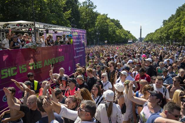 Police approved Techno Parade Rave the Planet, The Techno Parade Rave the Planet started around 2 p.m. at the Brandenburg Gate Around 300,000 partying people are expected Berlin Berlin Germany