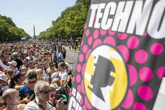 Police approved Techno Parade Rave the Planet, The Techno Parade Rave the Planet started around 2 p.m. at the Brandenburg Gate Around 300,000 partying people are expected Berlin Berlin Germany
