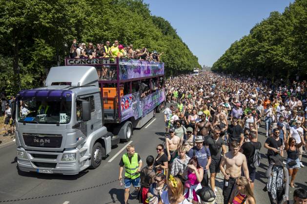 Police approved Techno Parade Rave the Planet, The Techno Parade Rave the Planet started around 2 p.m. at the Brandenburg Gate Around 300,000 partying people are expected Berlin Berlin Germany