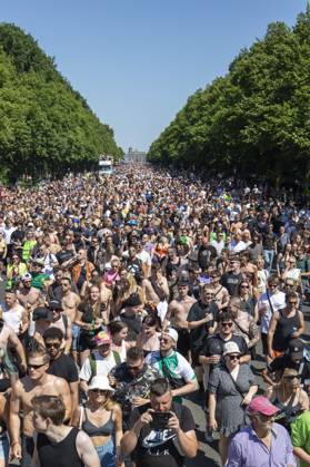 Police approved Techno Parade Rave the Planet, The Techno Parade Rave the Planet started around 2 p.m. at the Brandenburg Gate Around 300,000 partying people are expected Berlin Berlin Germany