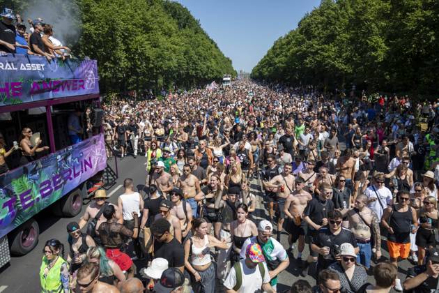 Police approved Techno Parade Rave the Planet, The Techno Parade Rave the Planet started around 2 p.m. at the Brandenburg Gate Around 300,000 partying people are expected Berlin Berlin Germany