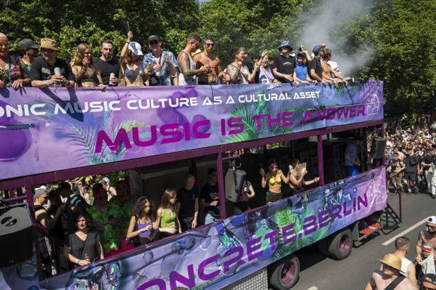 Police approved Techno Parade Rave the Planet, The Techno Parade Rave the Planet started around 2 p.m. at the Brandenburg Gate Around 300,000 partying people are expected Berlin Berlin Germany