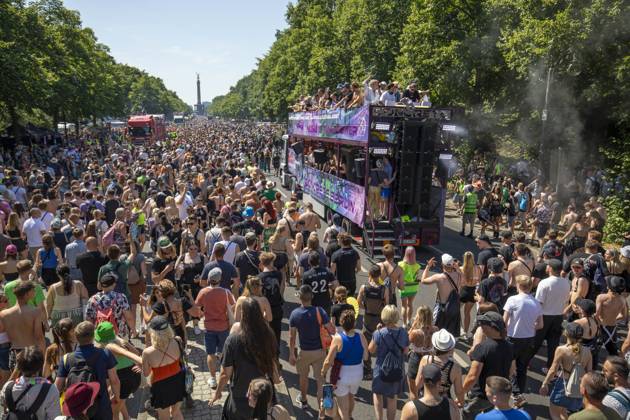 Police approved Techno Parade Rave the Planet, The Techno Parade Rave the Planet started around 2 p.m. at the Brandenburg Gate Around 300,000 partying people are expected Berlin Berlin Germany