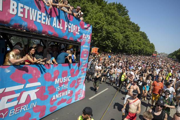 Police approved Techno Parade Rave the Planet, The Techno Parade Rave the Planet started around 2 p.m. at the Brandenburg Gate Around 300,000 partying people are expected Berlin Berlin Germany